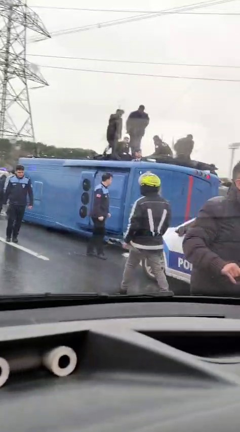 Hasdal yolu Kemerburgaz istikametinde cezaevi aracı devrildi. İhbar sonrası bölgeye çok sayıda ekip sevk edildi.
