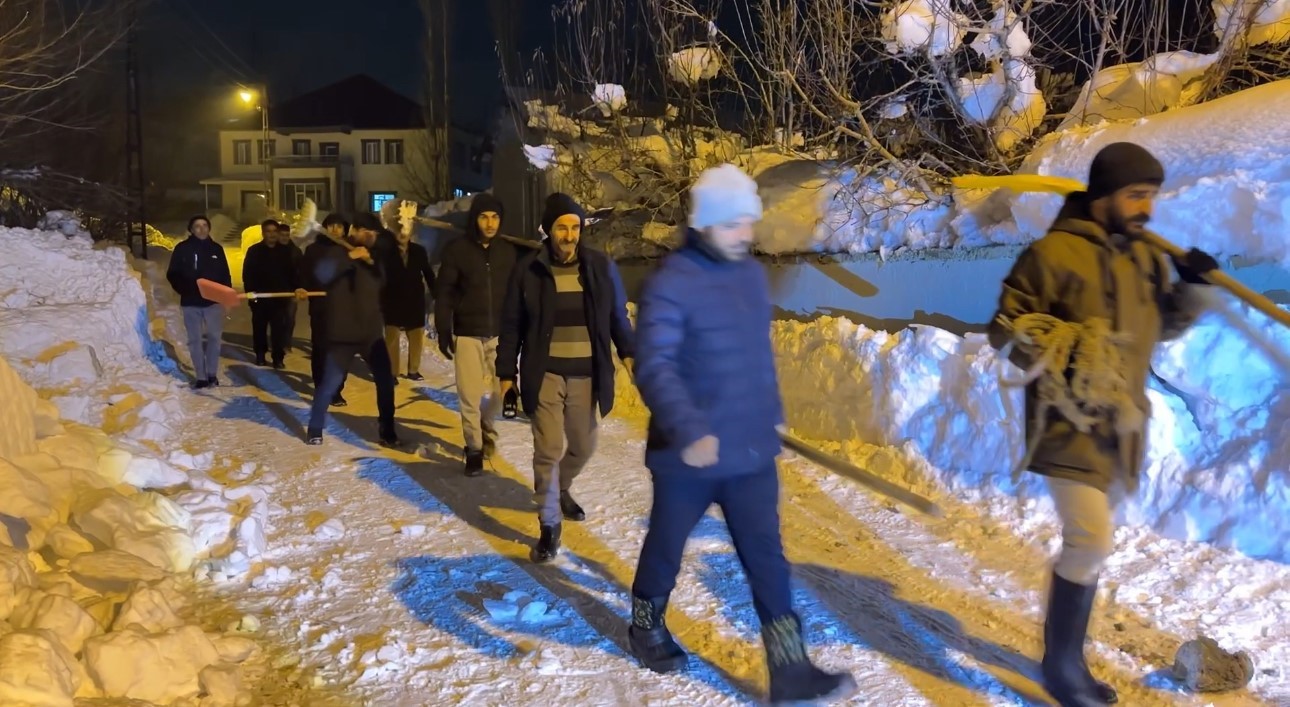 Yüksekova’da cemaat namazdayken çatı çöktü: İmam anons etti, köylü küreği ve halatıyla yardıma koştu
?v=1