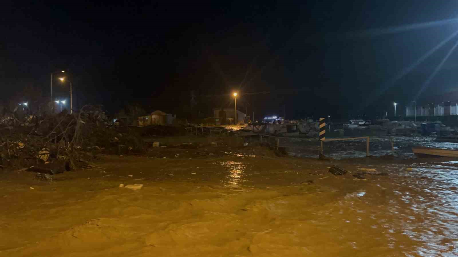 Çanakkale’de sağanak yağış nedeniyle Kepez Çayı taştı, sahil yolu trafiğe kapatıldı
?v=1