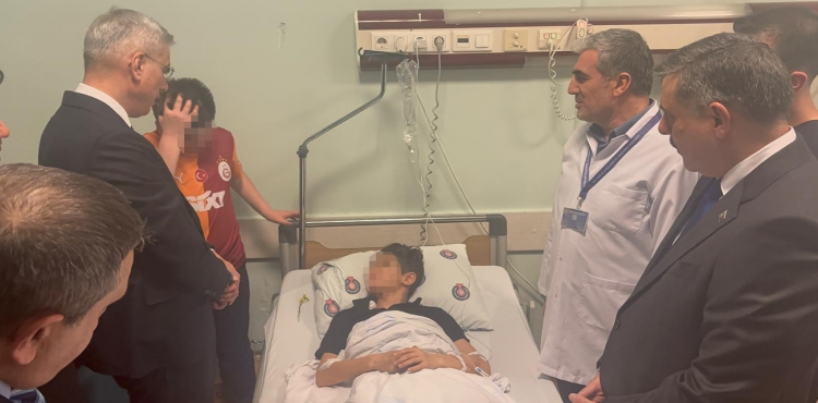 Bakanlar yaralı öğrencileri ziyaret etti