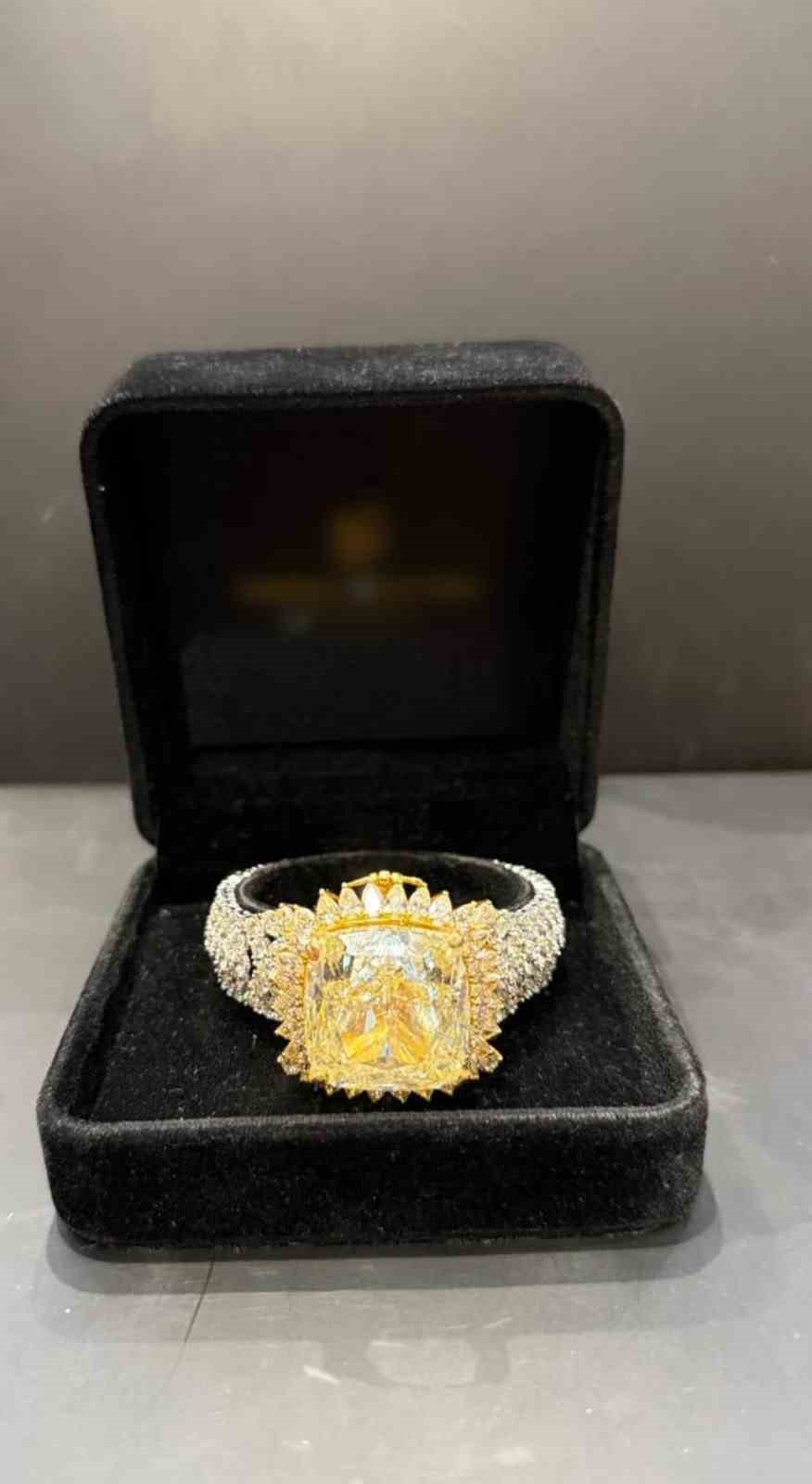 Kapalıçarşı’da düzenlenen operasyonda 3 milyon dolar değerinde 80 karat pırlanta yüzük ele geçirildi
?v=1