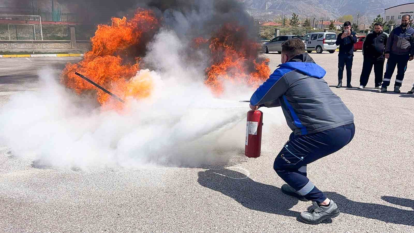 Erzincan’da itfaiyeden kurum personeline yangın eğitimi
?v=1