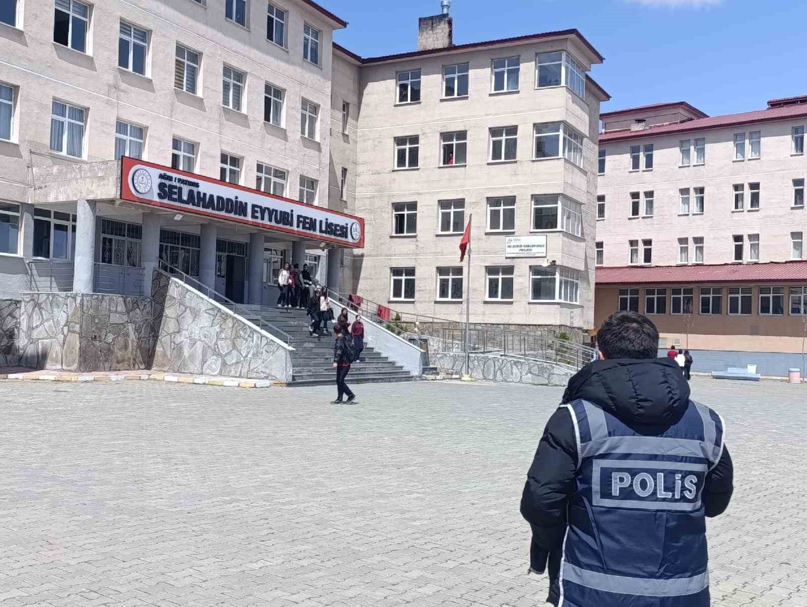 Patnos’ta okullarda güvenlik alarmı
?v=1