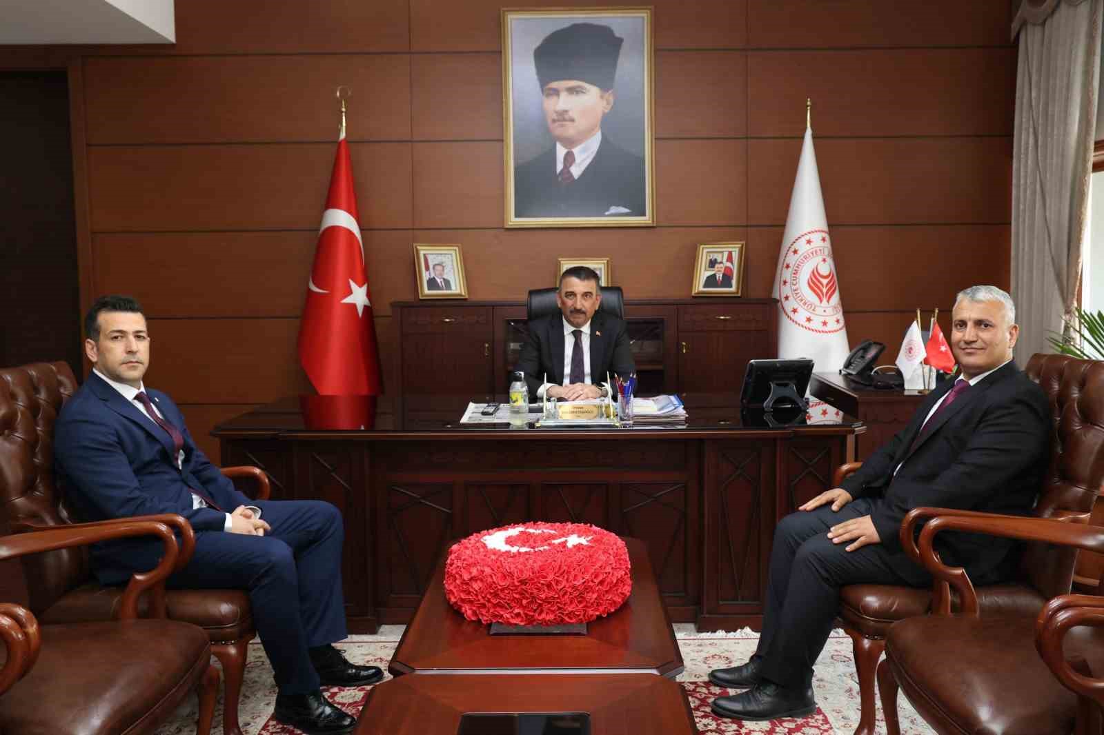 Vali Osman Hacıbektaşoğlu liman başkanlarını makamında ağırladı
?v=1