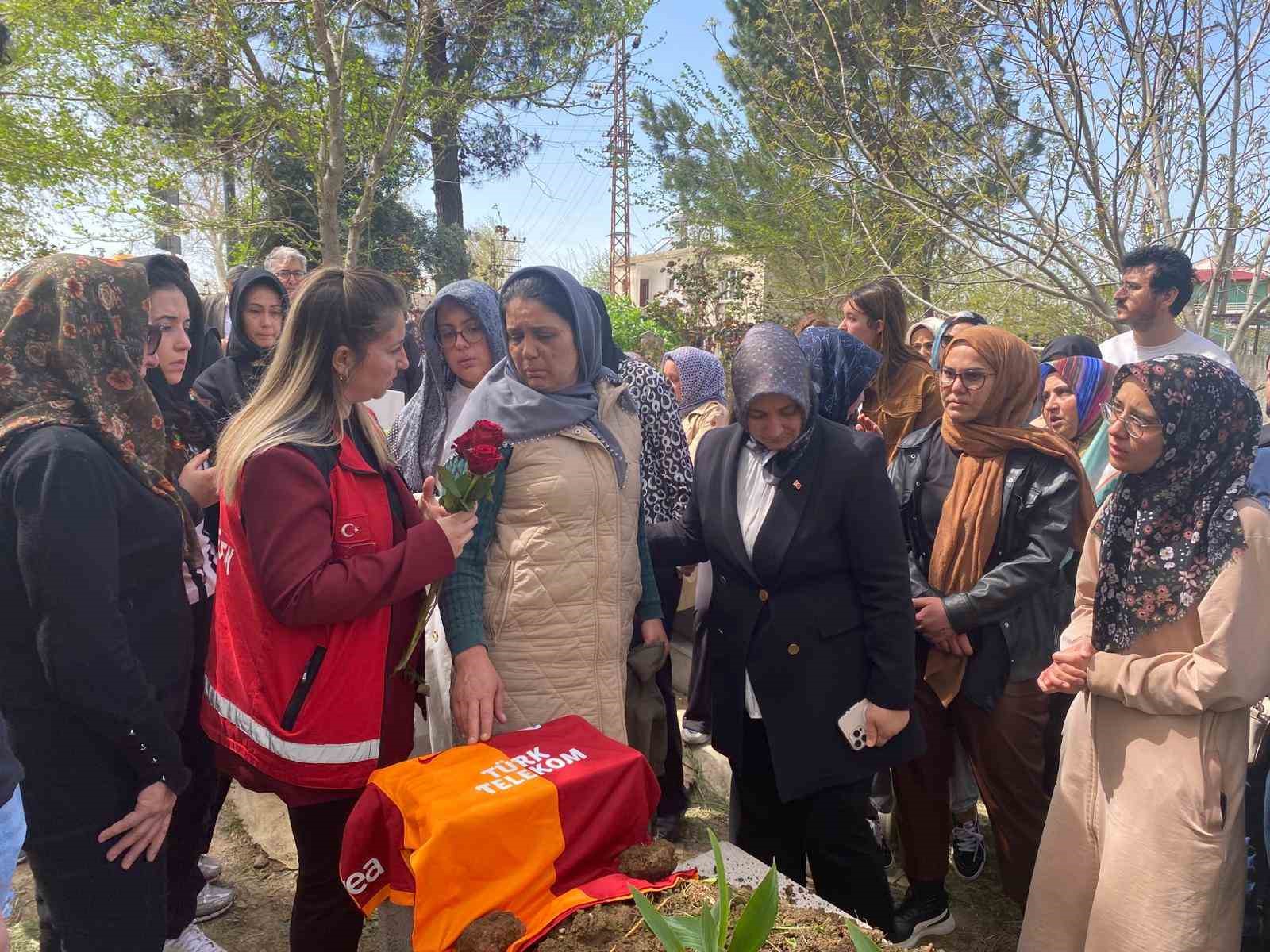 Silahlı saldırıda hayatını kaybeden Adnan’ın mezar taşına çok sevdiği Galatasaray’ın forması bırakıldı
?v=1