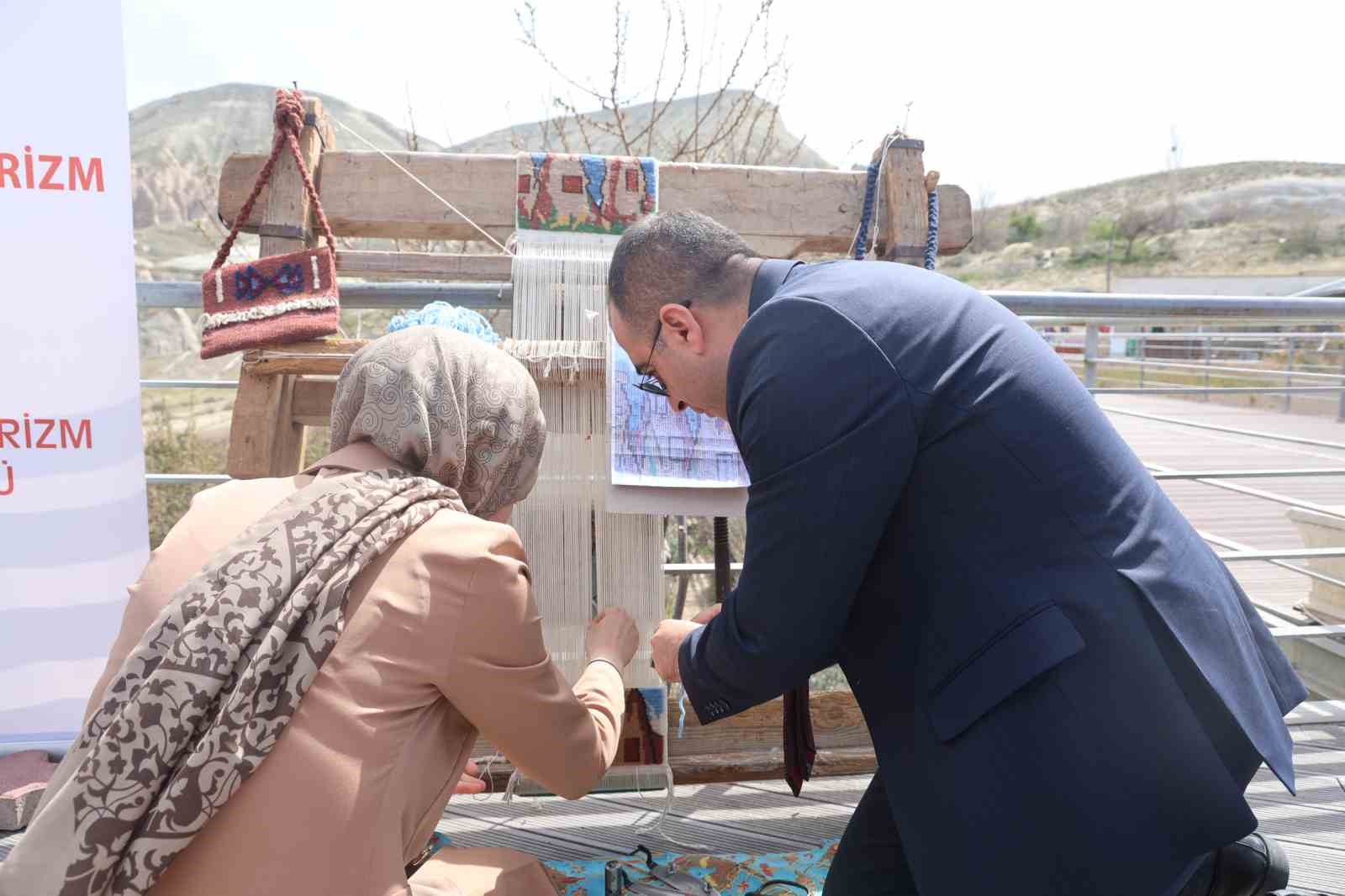 Kapadokya’da turistler halı dokuyup çanak yaptı
?v=1