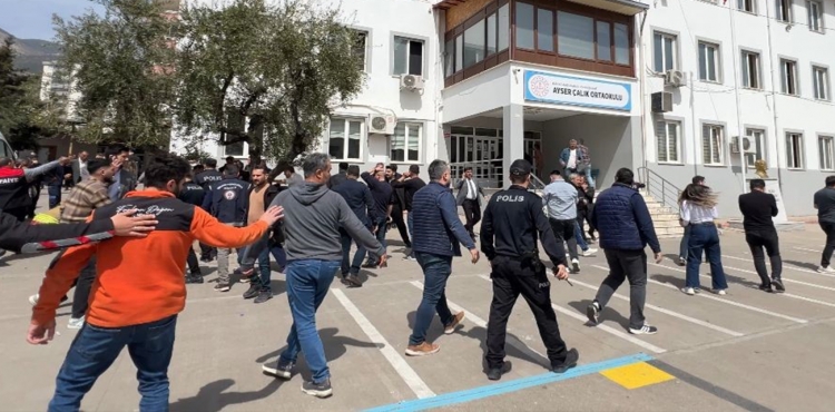 Kahramanmaraş’ta silahlı saldırgana çocukları aynı okulda okuyan aşçının müdahale ettiği ortaya çıktı?v=1