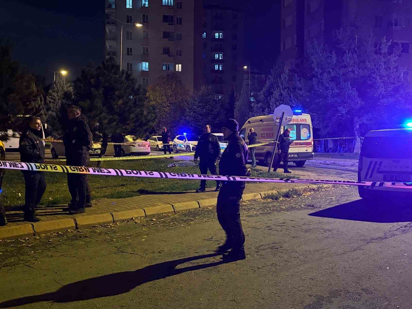 Sokak ortasında eşini öldüren sanık için ağırlaştırılmış müebbet talebi
?v=1