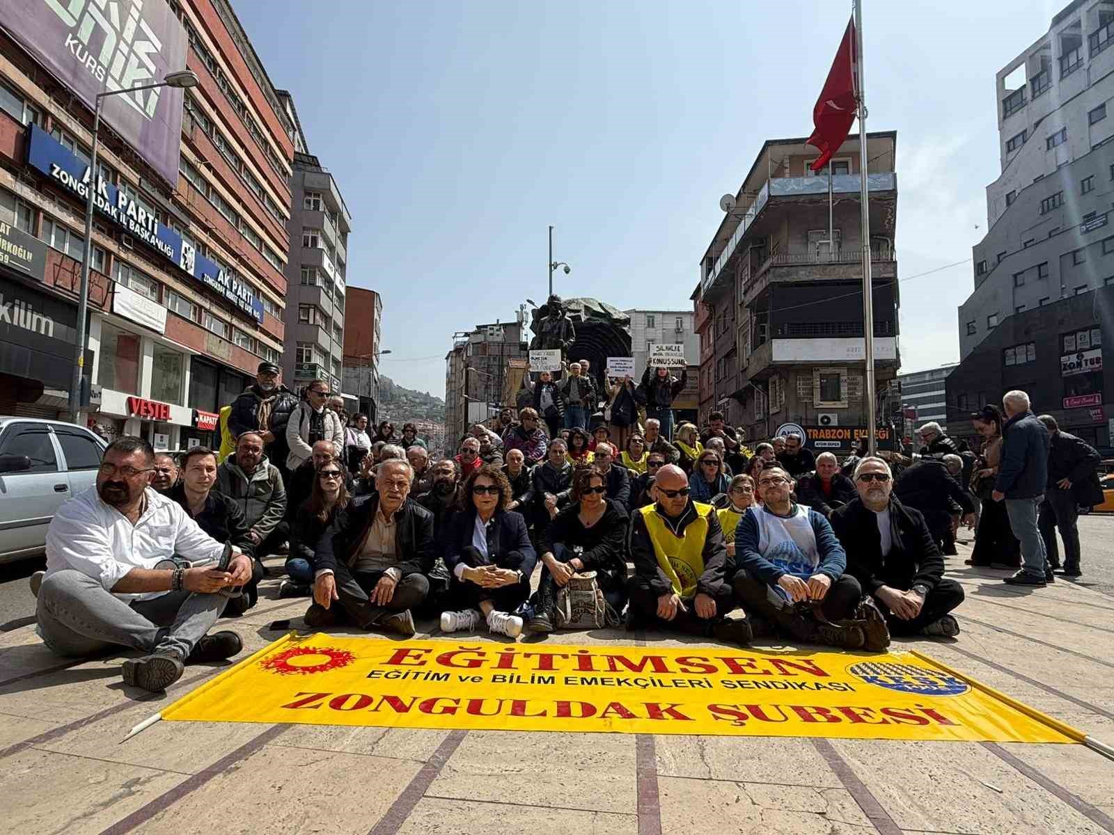 Zonguldak’ta sendikalardan oturma eylemi
?v=1