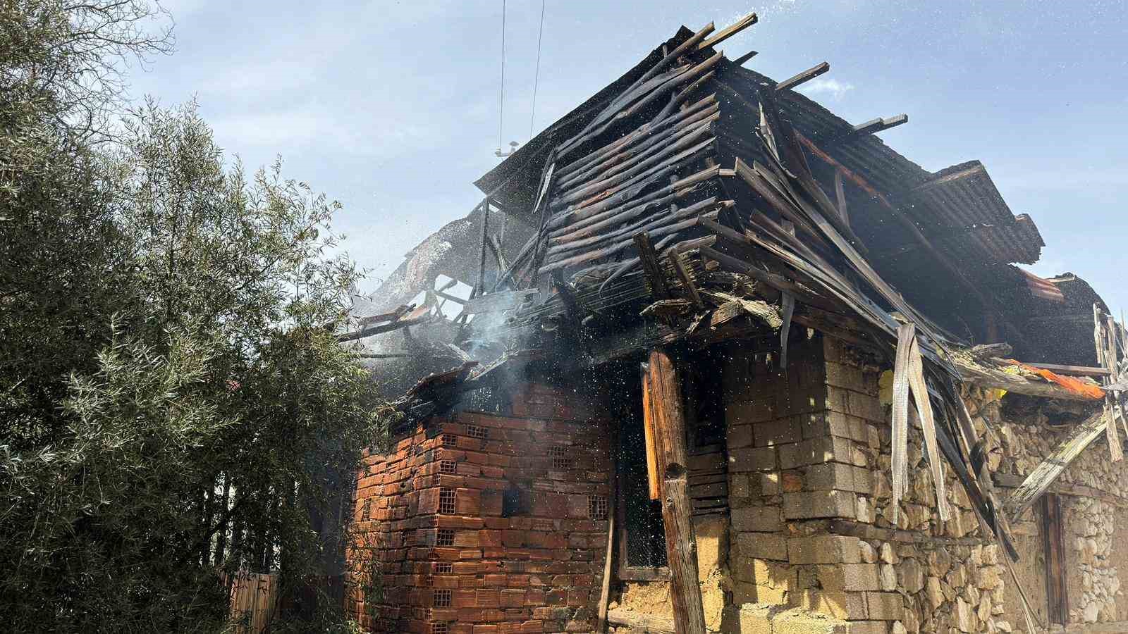 Burdur’da boş ahşap evde yangın
?v=1