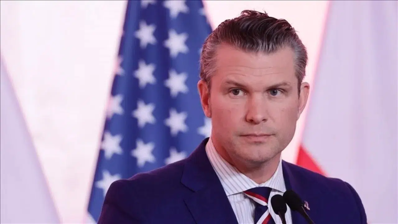 ABD Savunma Bakanı Hegseth:  İran kötü bir seçim yaparsa hem abluka olacak hem de bombalar yağacak ?v=1