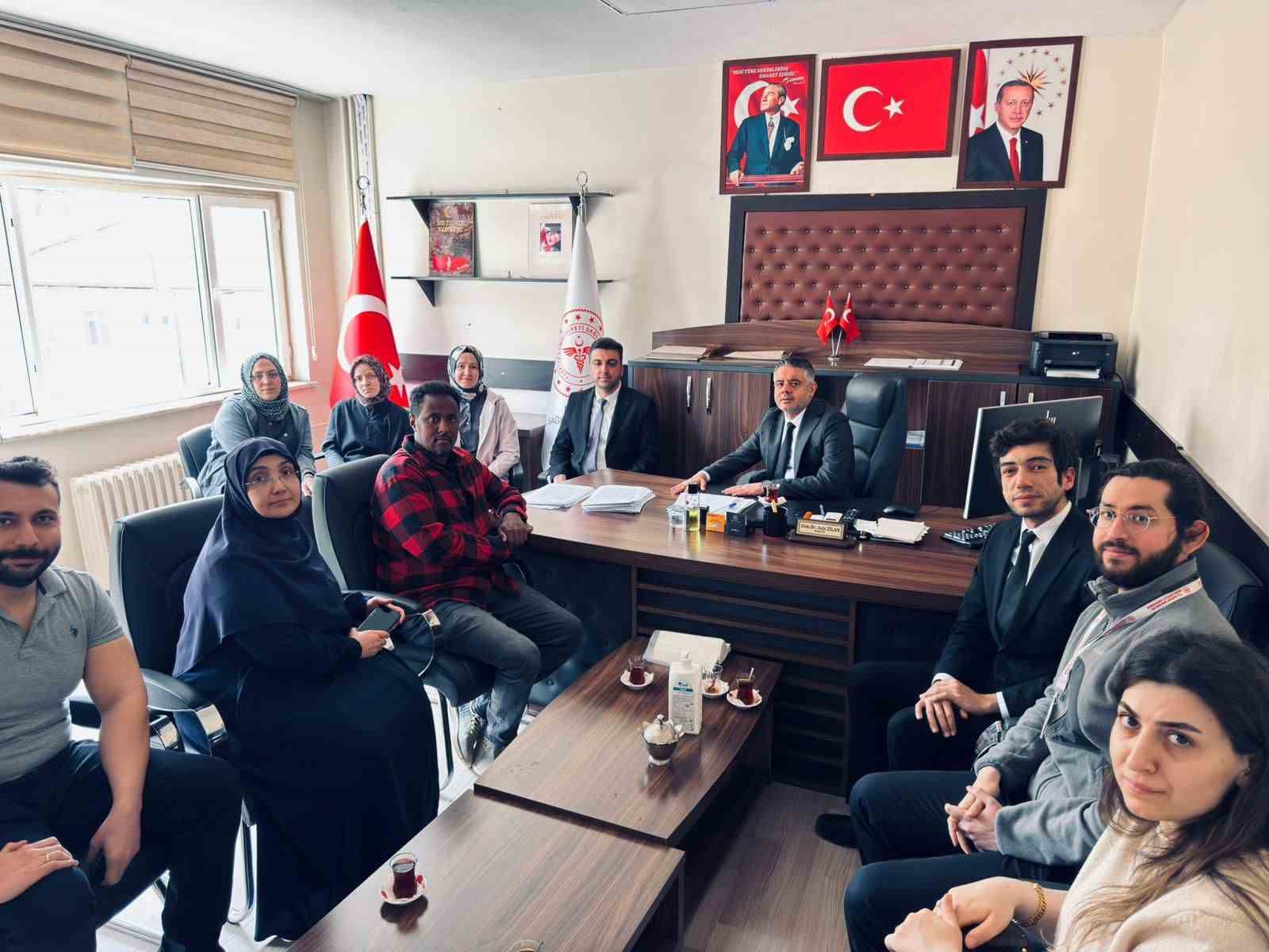 Mardin İl Sağlık Müdürü Yavuz, saldırıya uğrayan personeli ziyaret etti
?v=1