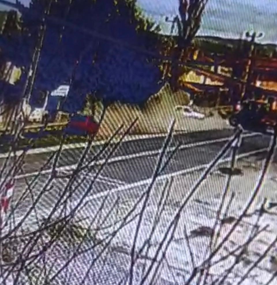 Traktörle otomobilin çarpıştığı kaza kamerada: 2 yaralı
?v=1