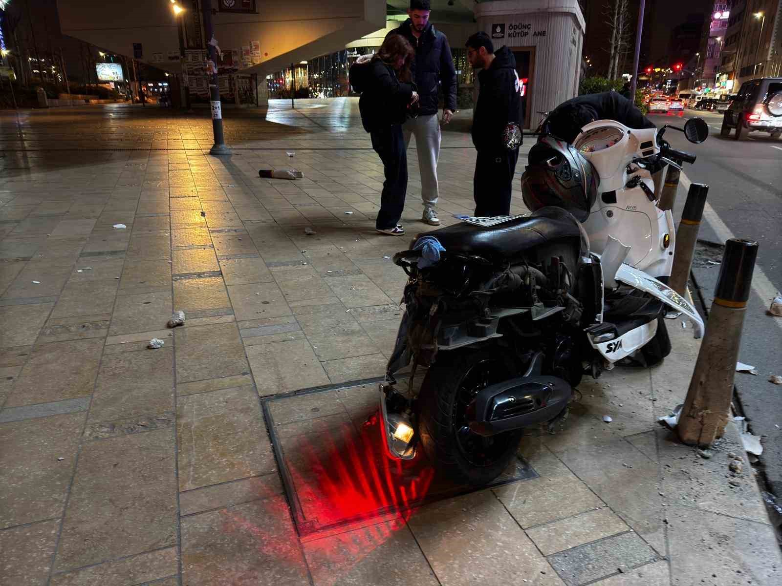 Şişli’de bir sürücü genç kıza çarpmamak için bariyerlere girdi
?v=1