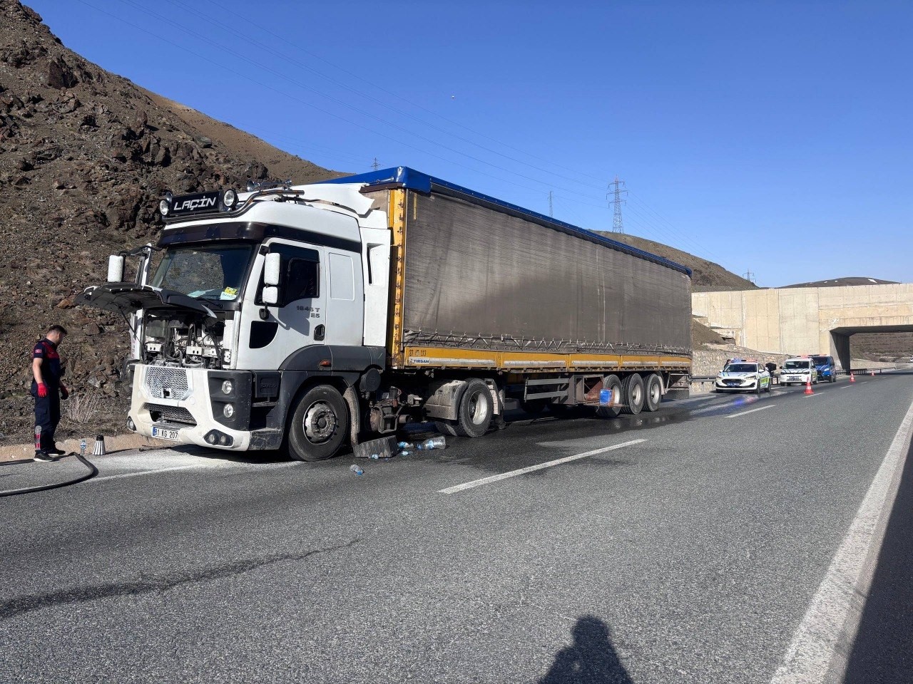 Erzincan’da seyir halindeki tırda çıkan yangın söndürüldü
?v=1