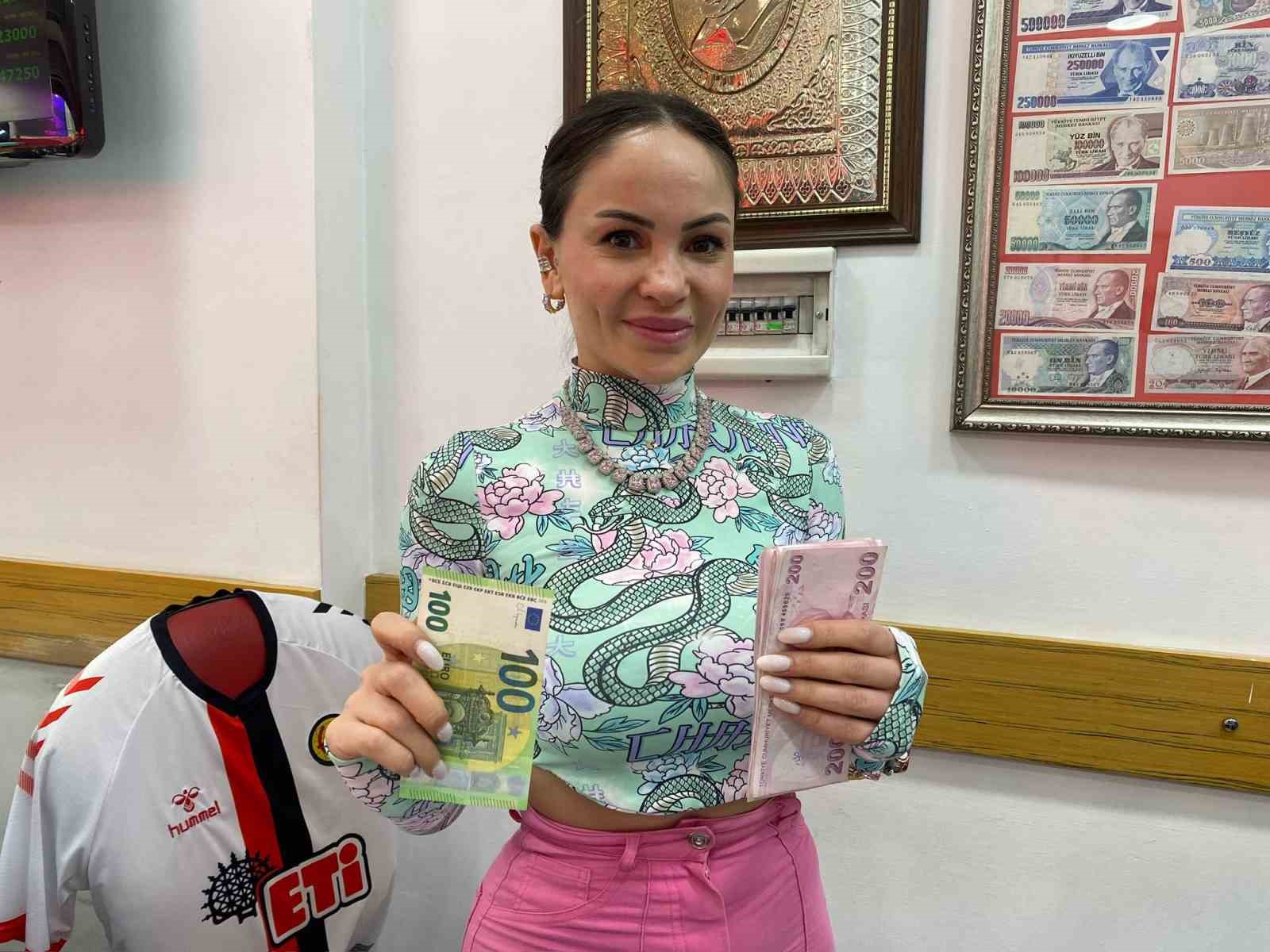 Bir anlık dalgınlıkla verilen 100 euro’yu müşteri geri getirdi
?v=1