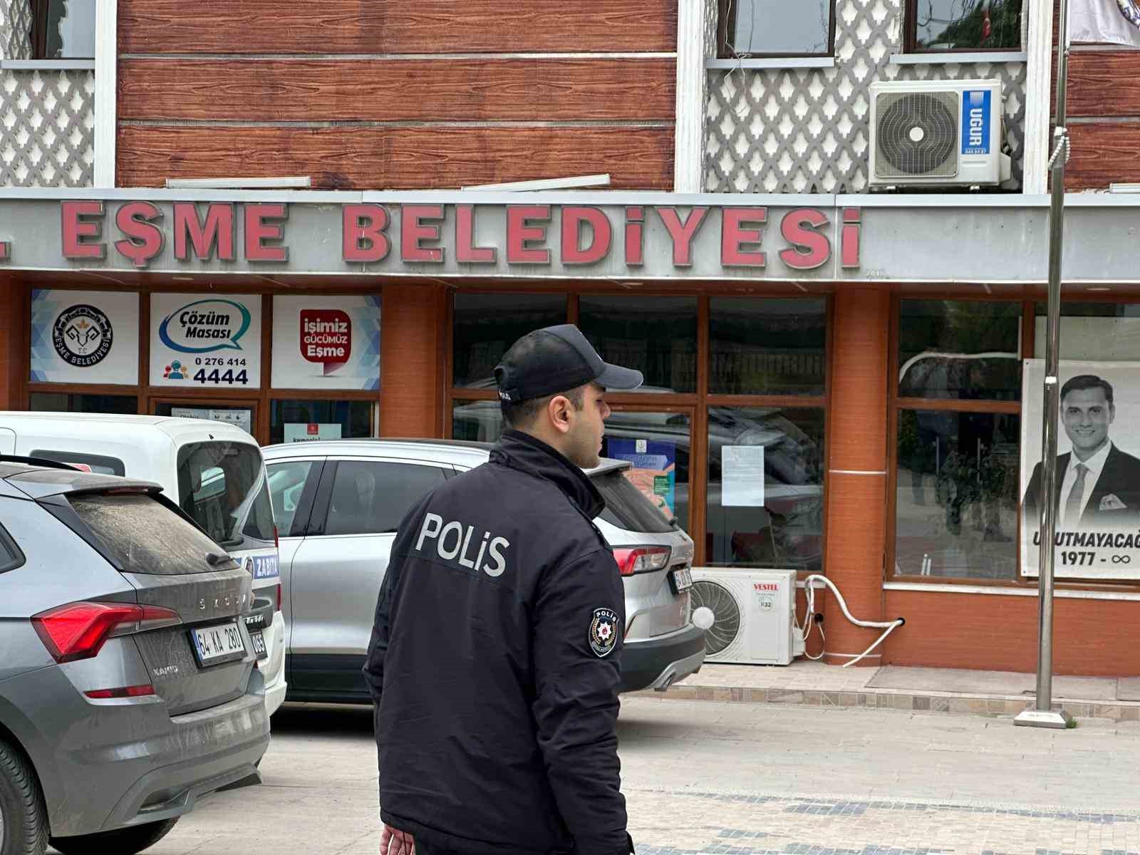 Eşme’da Başkan Tozan, eşi ve 3 şüpheliye irtikap gözaltısı
?v=1