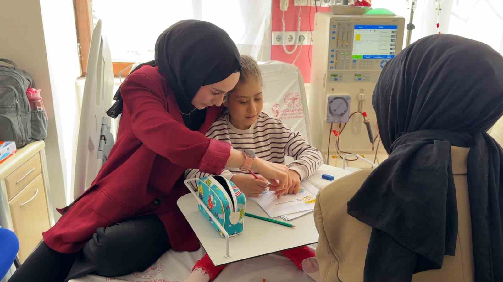 Diyaliz merkezinde 13 yaşındaki Melek için okuma yazma seferberliği
?v=1