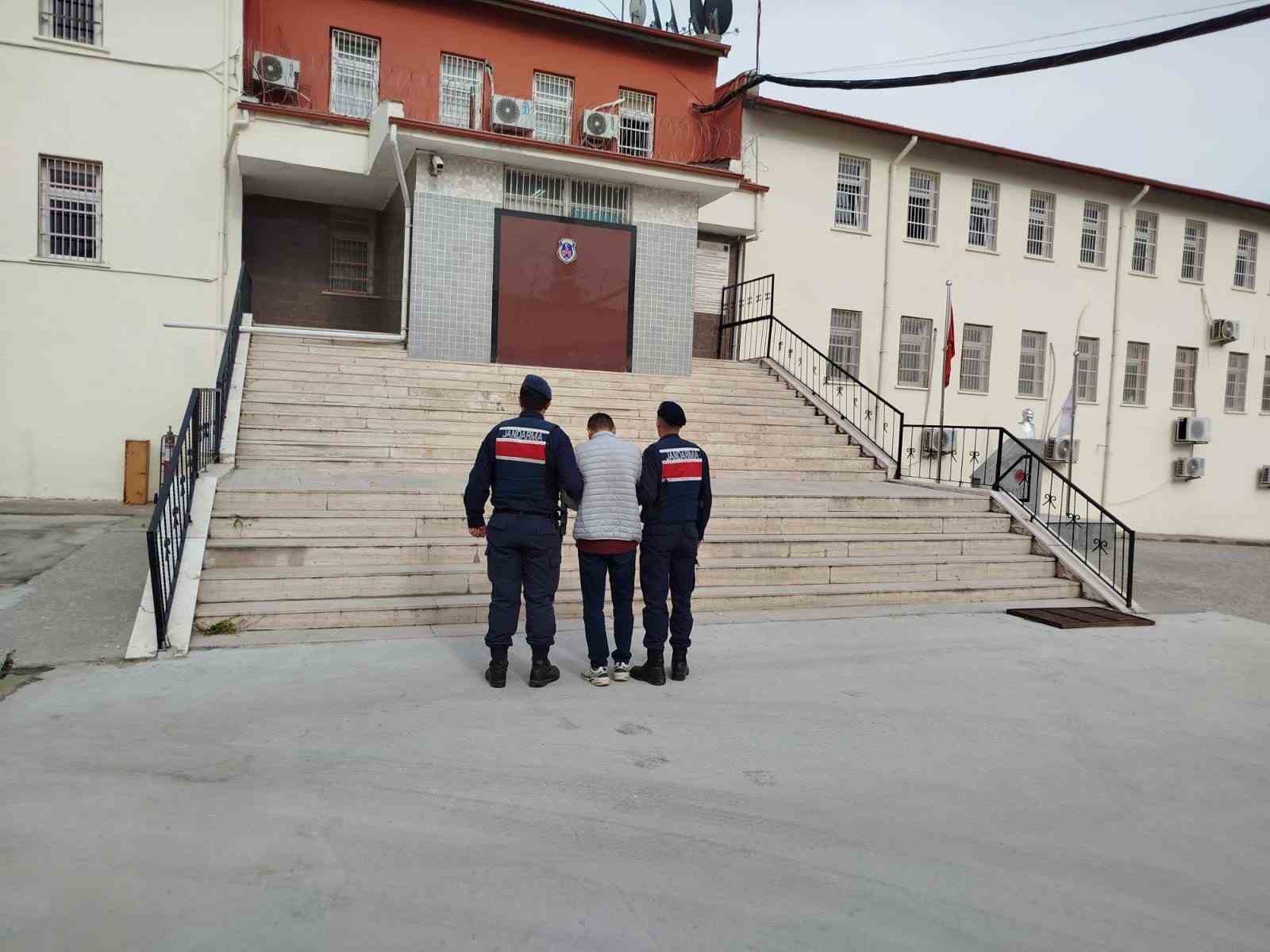 Trafik güvenliğini tehlikeye sokmaktan aranan şahıs yakalandı
?v=1