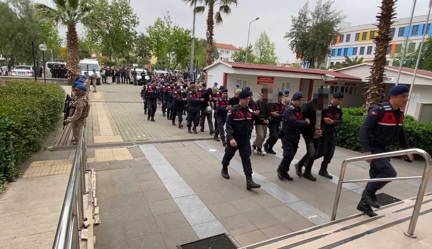 Onaylı Sertifika dolandırıcılığından gözaltına alınan 17 şüpheli adliyeye sevk edildi
?v=1