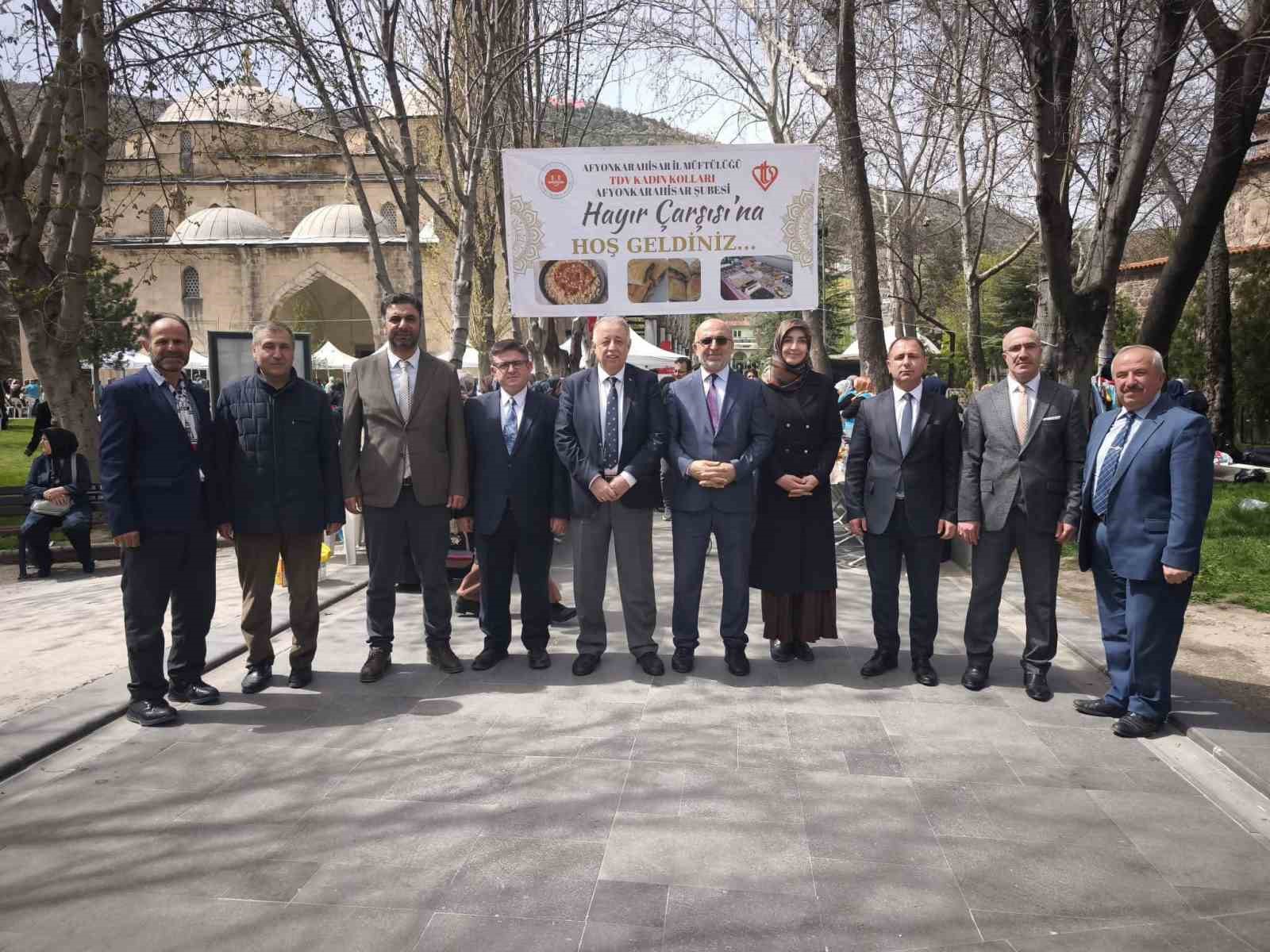 İhtiyaç sahibi gençlerin evlilik masrafları için hayır çarşısı yapıldı
?v=1