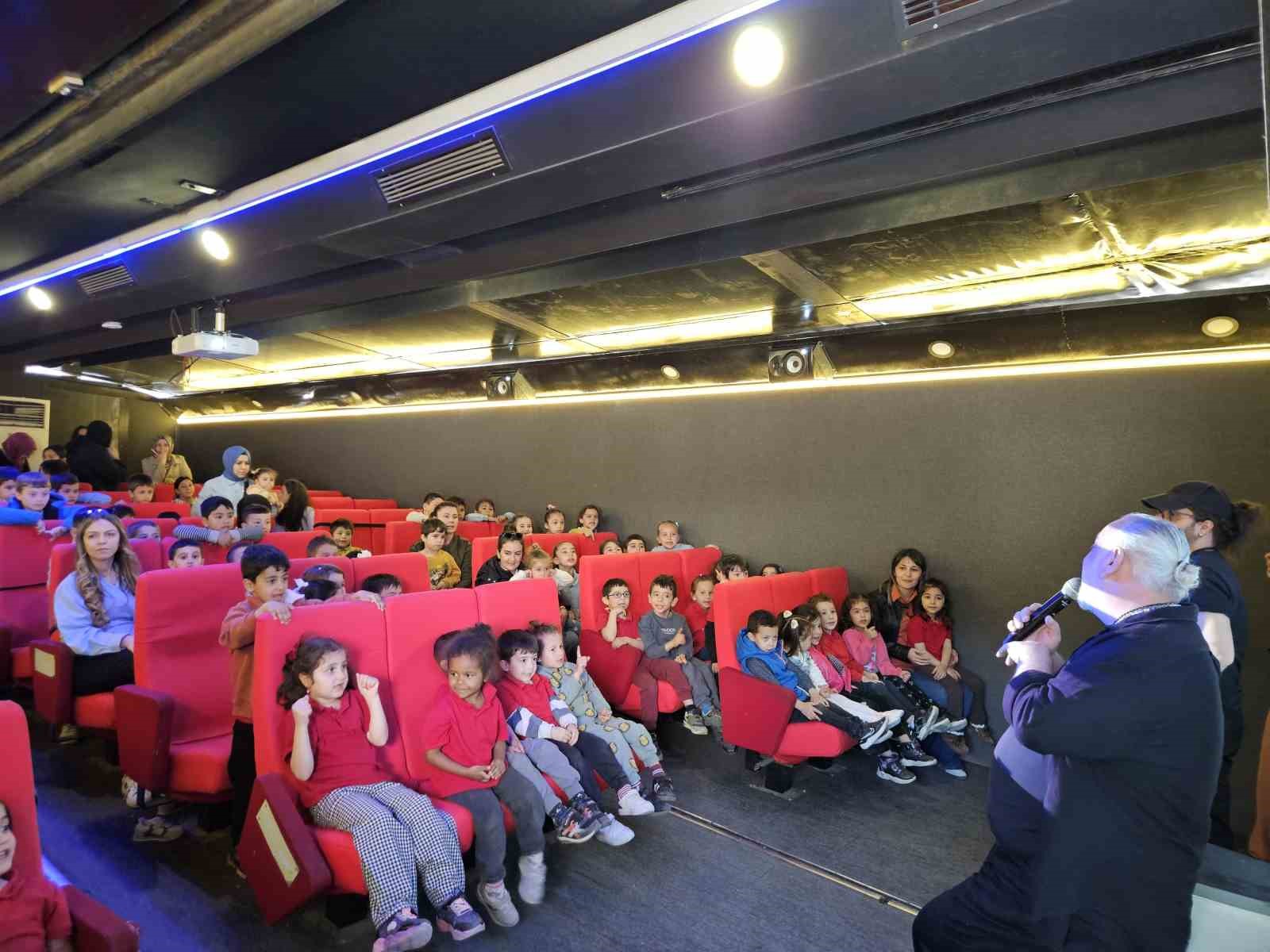 300 öğrenci tırda sinemayla buluştu
?v=1