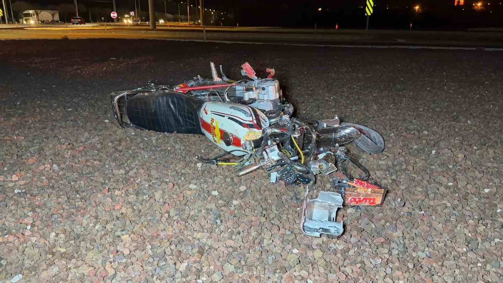 Refüje çarpıp parçalanan motosiklette 2 kişi yaralandı
?v=1