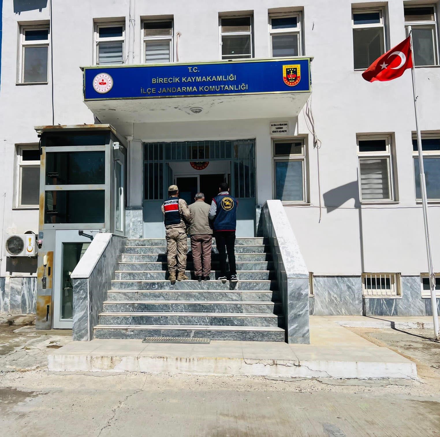 Birecik’te aranan 2 şahıs yakalandı
?v=1