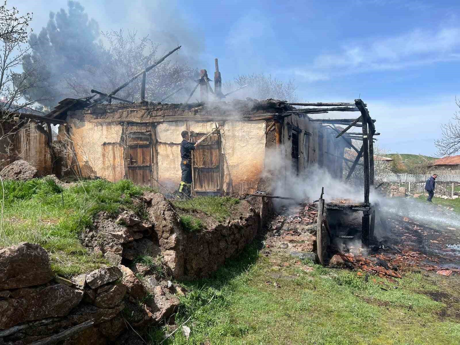 Çorum’da metruk ev yangını
?v=1