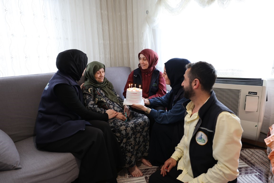 92 yaşındaki çınara doğum günü sürprizi
?v=1