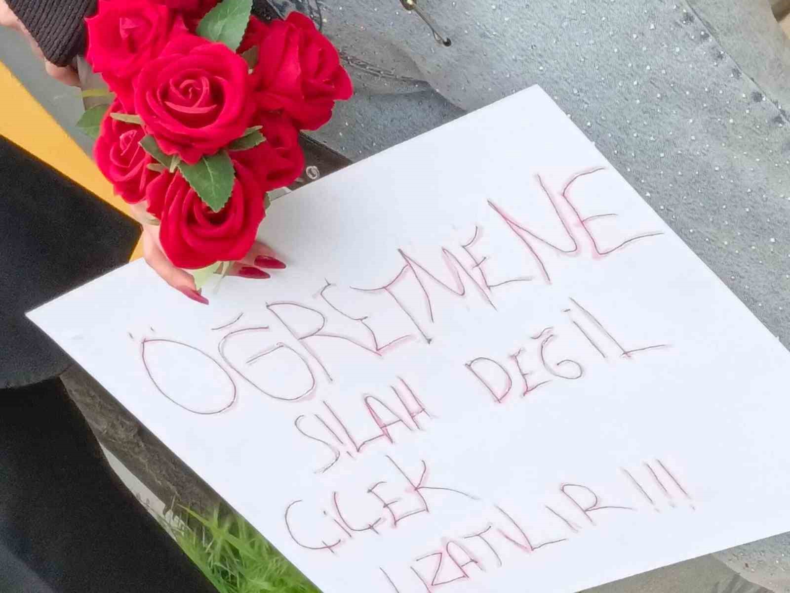 Öğretmen ve öğrenciler çiçeklerle karşılandı
?v=1