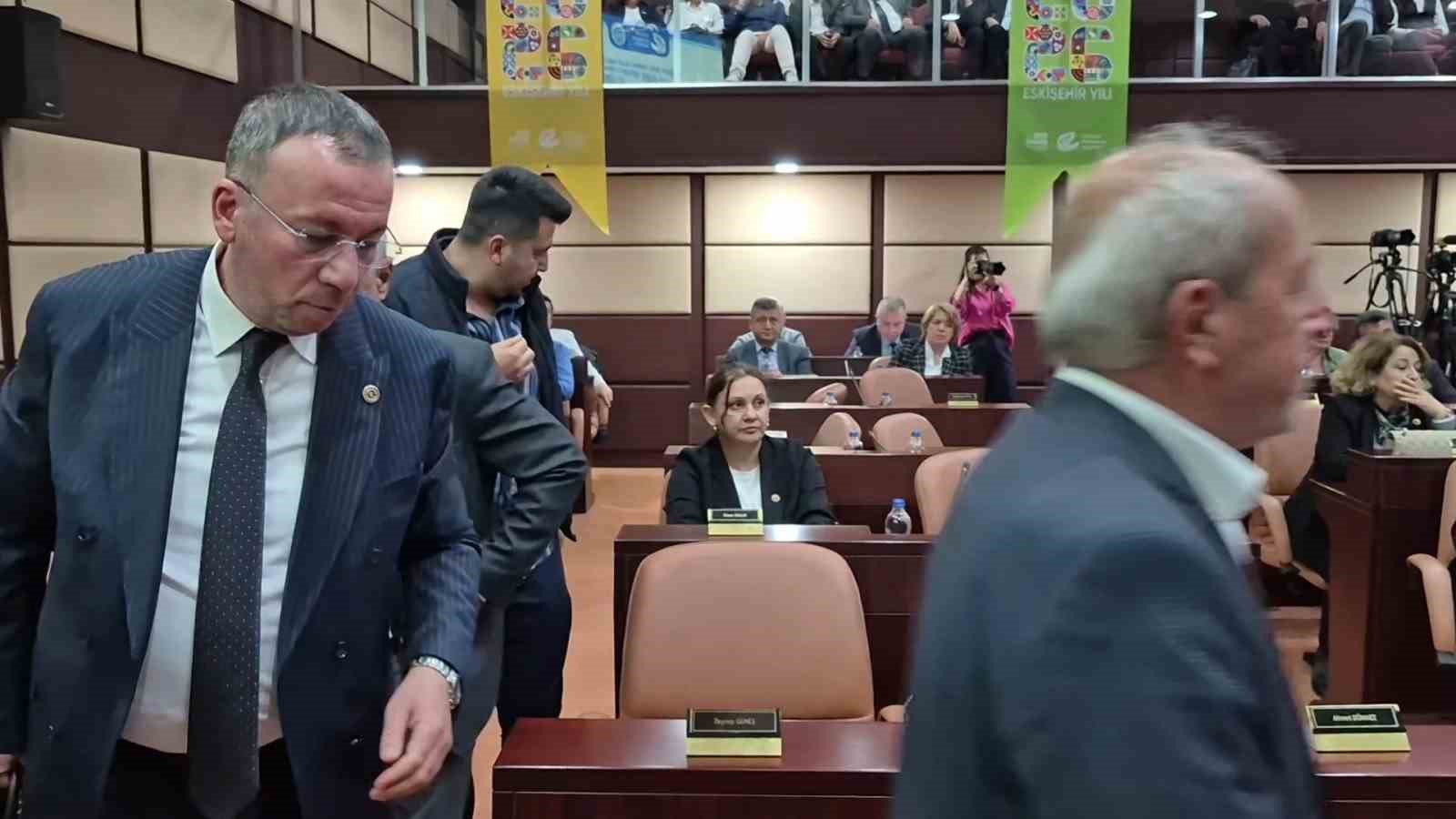 Eskişehir Büyükşehir Belediyesi Meclisi’nde ESKİ gerginliği
?v=1