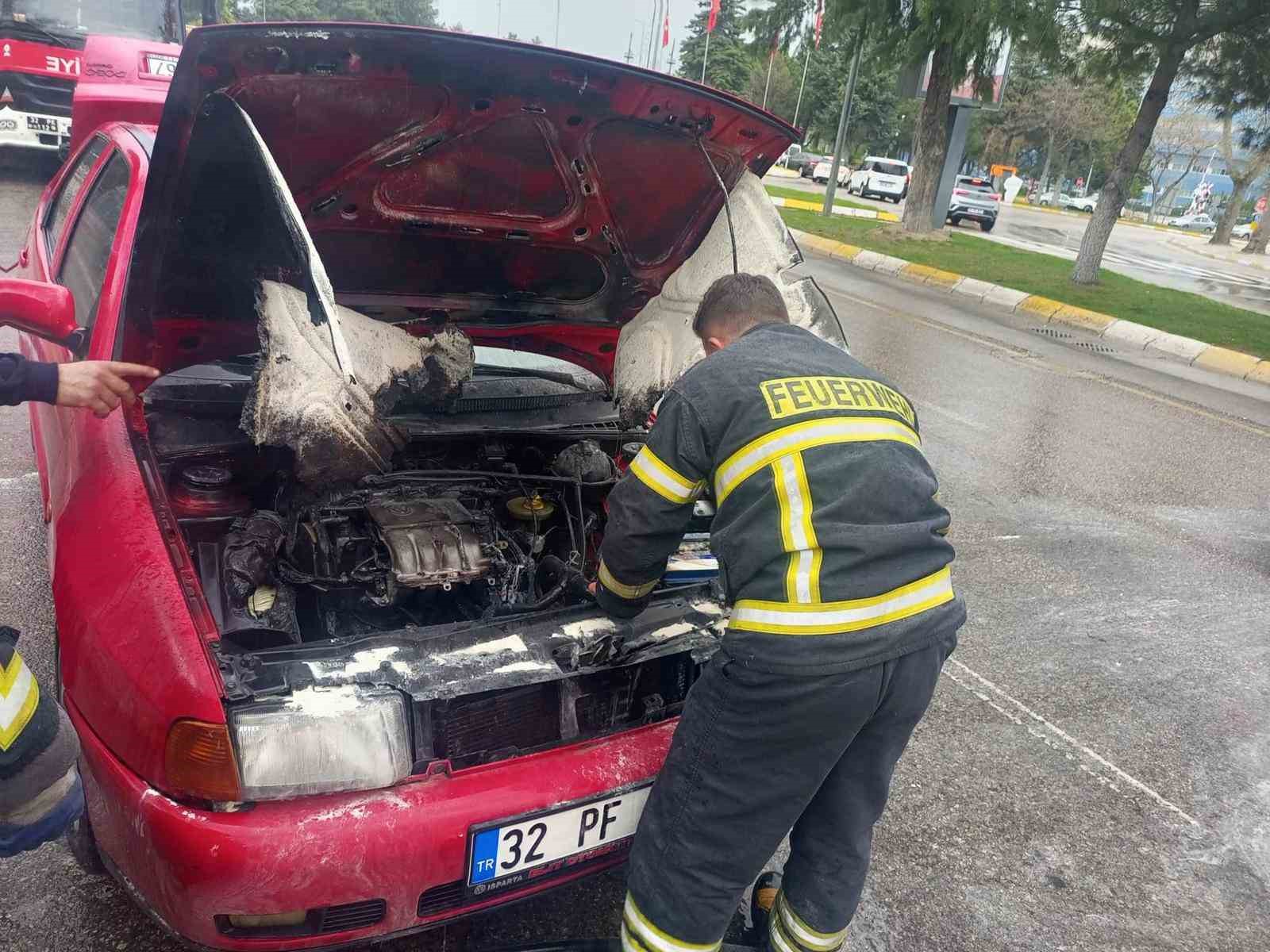 Seyir halindeki otomobil alev aldı
?v=1