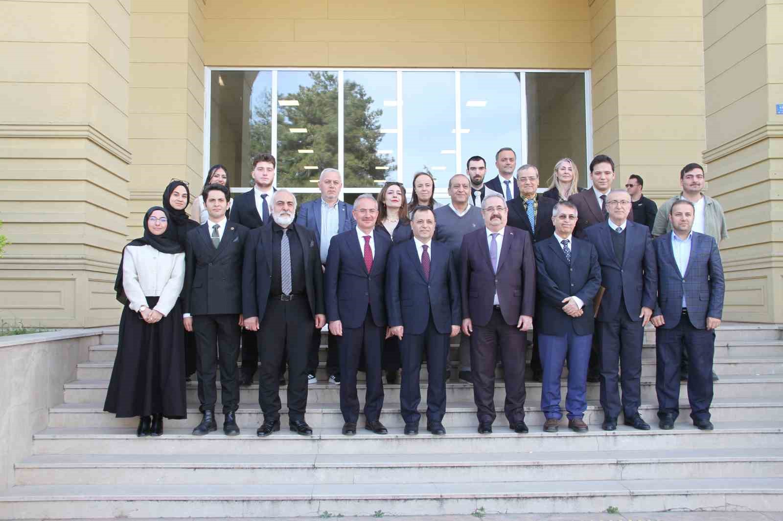 Türk hukukunun önemli ismi Ali Fuad Başgil unutulmadı
?v=1
