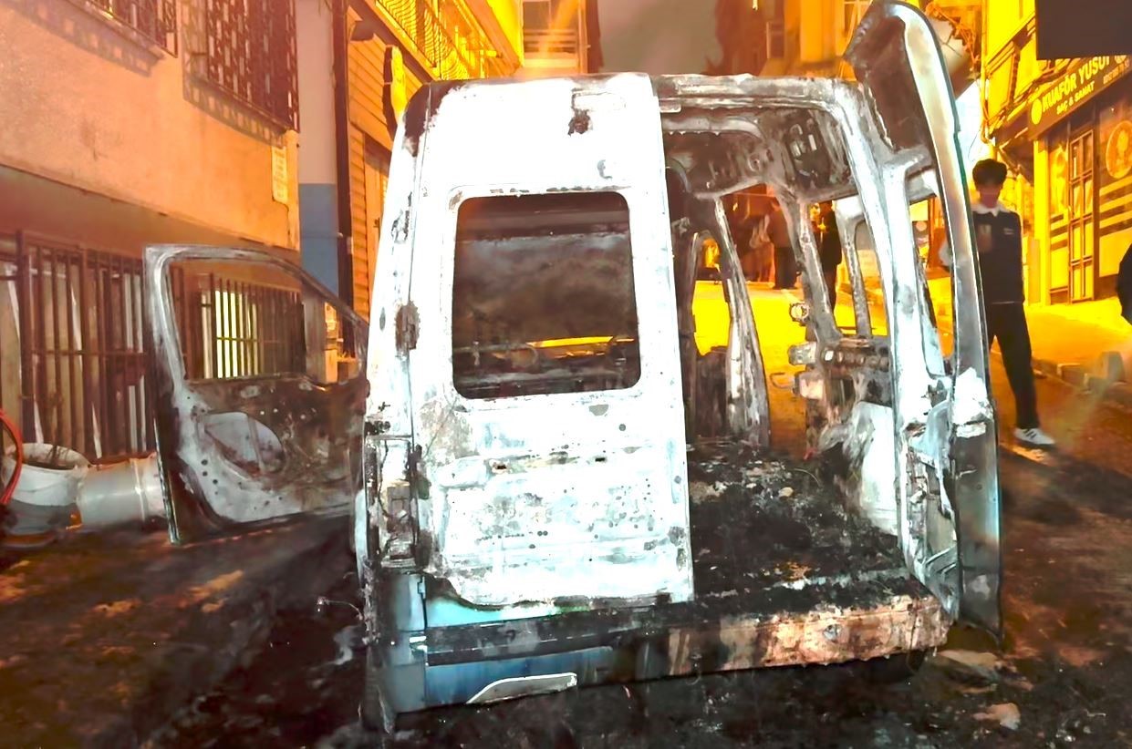 Fatih’te park halindeki otomobil alev aldı
?v=1