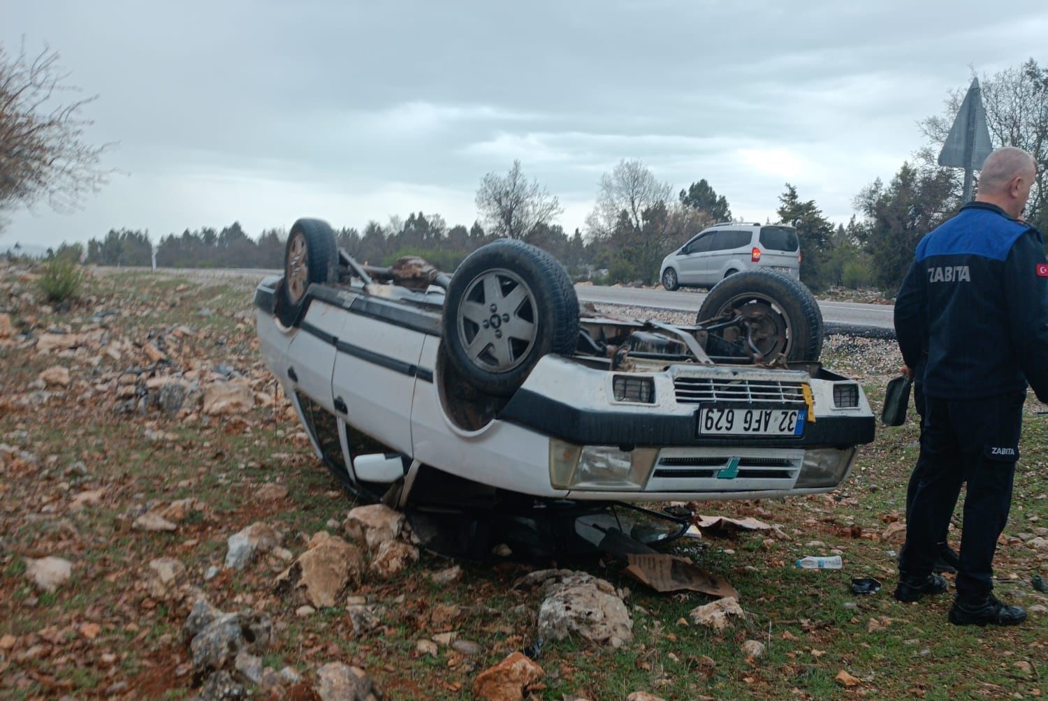 Araziye devrilen otomobilden yara almadan çıktılar
?v=1