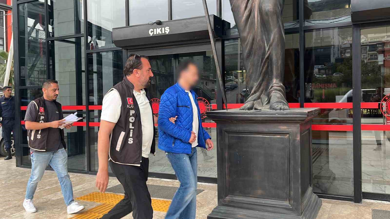 Alanya’da sosyal medyadan cumhurbaşkanına hakaret eden şahıs tutuklandı
?v=1