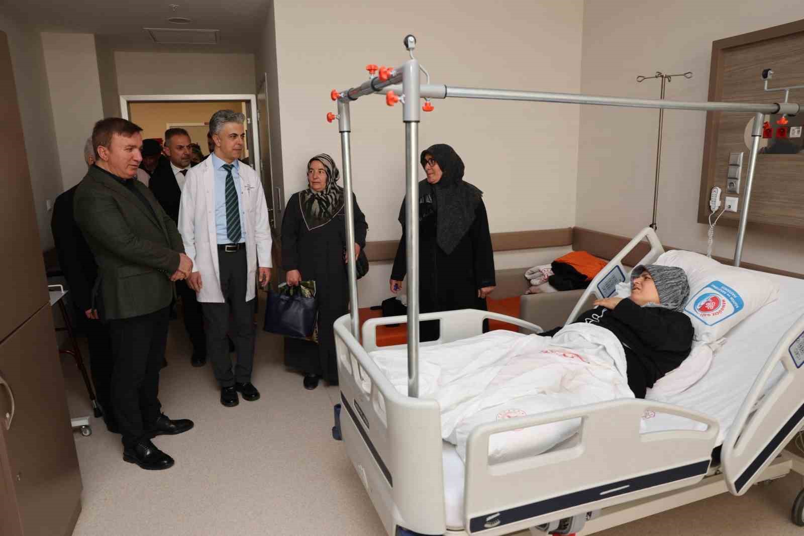 Vali Aydoğdu, hastaların durumu hakkında bilgi aldı
?v=1