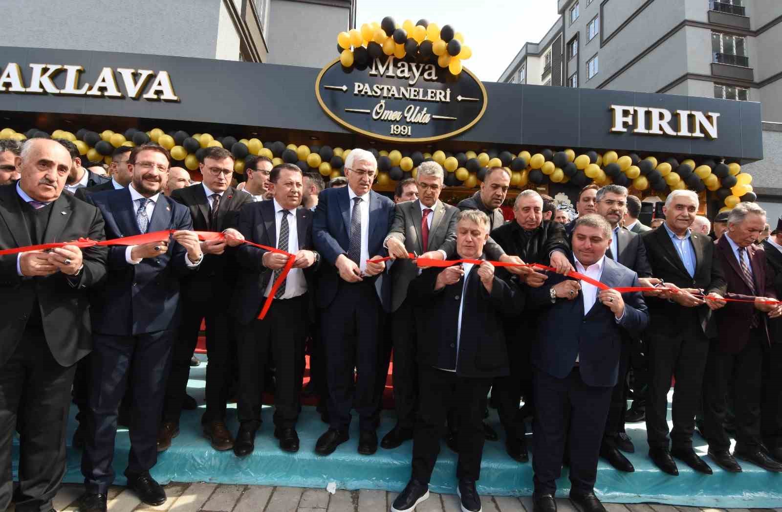 Sanatçi İsmail Türüt Erzurum’da pastahane açılışına katıldı
?v=1