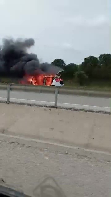 Seyir halindeki otomobil alev aldı
?v=1