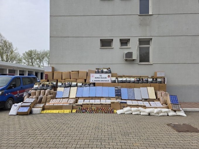 Bursa’da kaçak tütün baskını: Depo ve araçlardan servet çıktı
?v=1