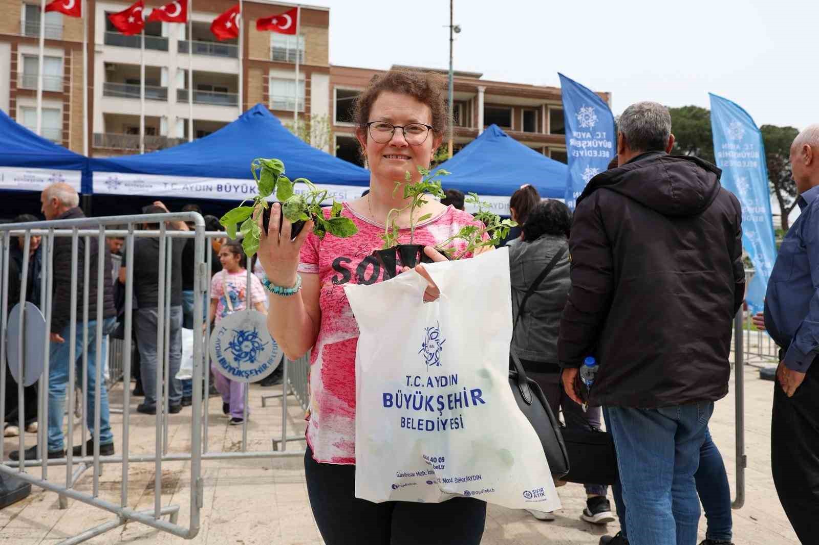 Binlerce fide Kuşadası ve İncirliova’da vatandaşlarla buluştu
?v=1