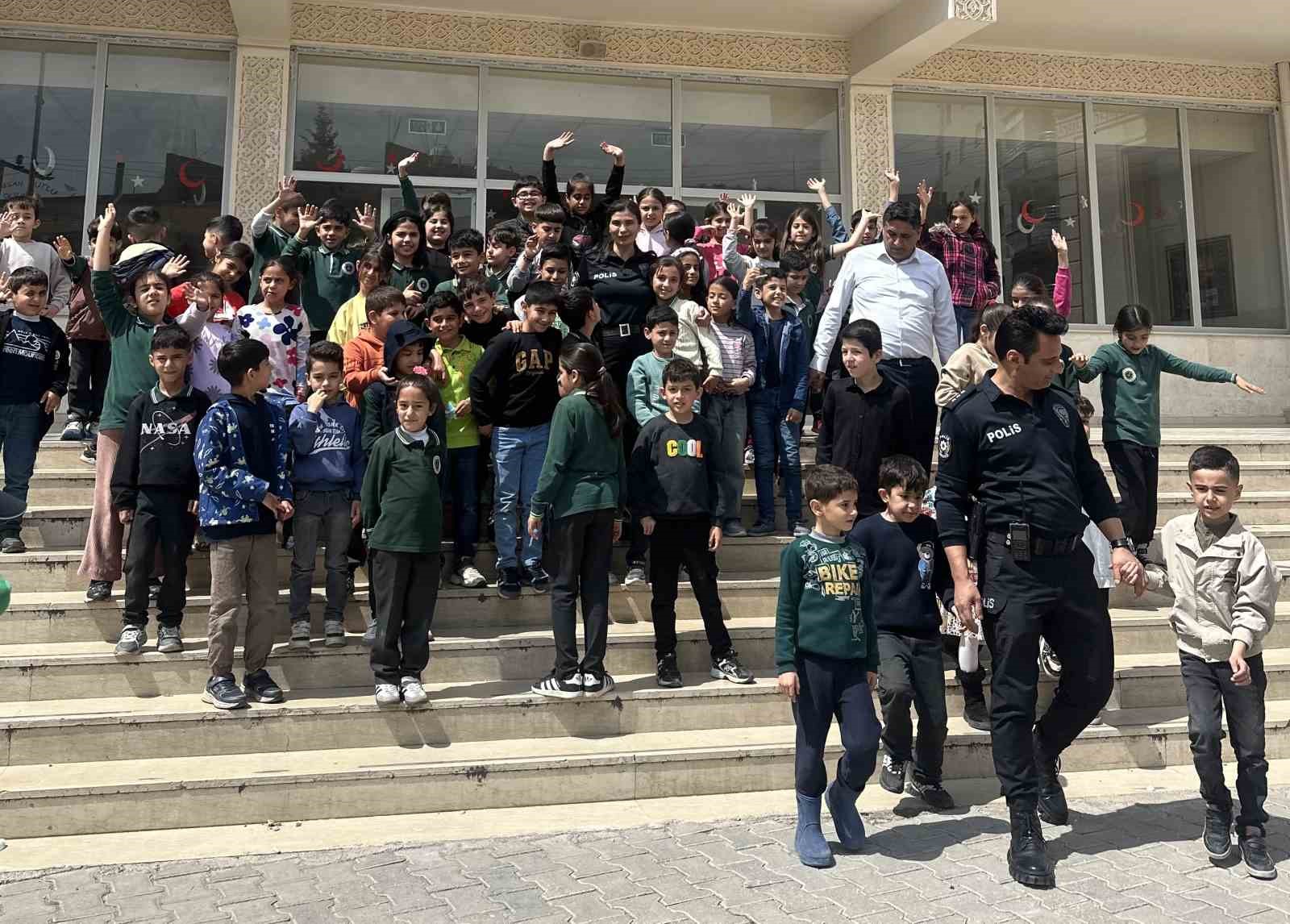Nusaybin’de polis ile öğrenciler arasında yürek ısıtan görüntü
?v=1