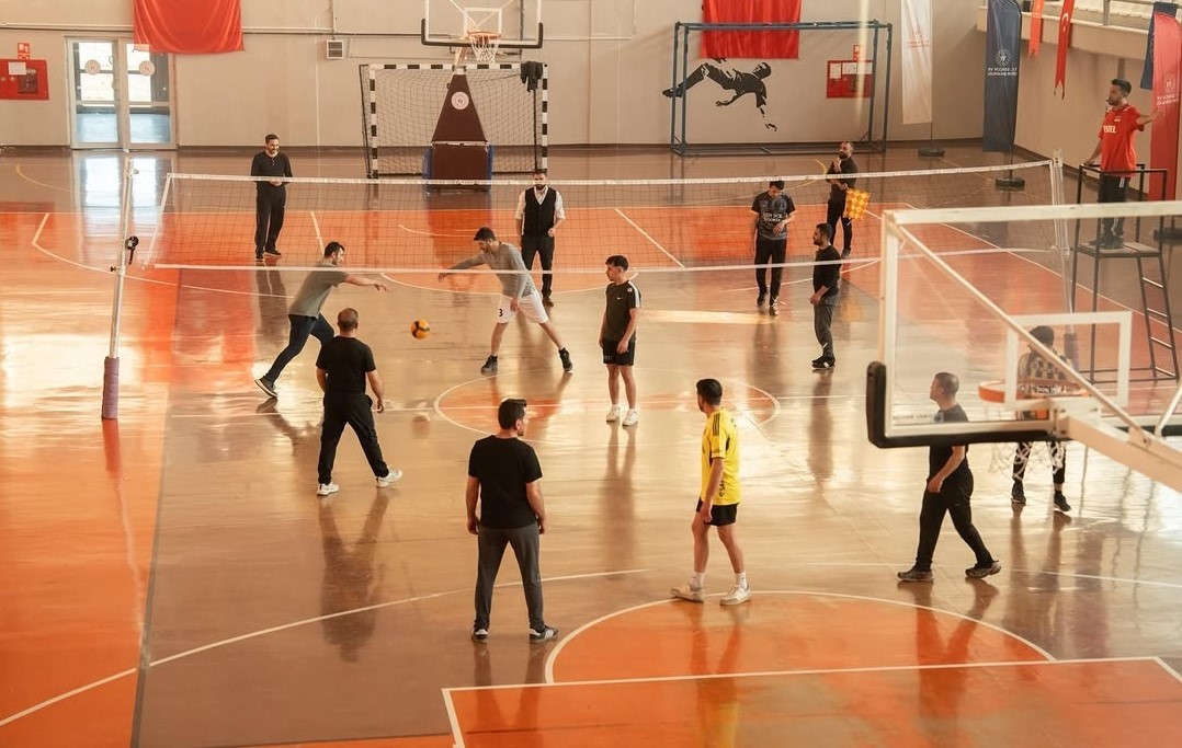 Diyadin’de kurumlar arası voleybol turnuvası başladı
?v=1