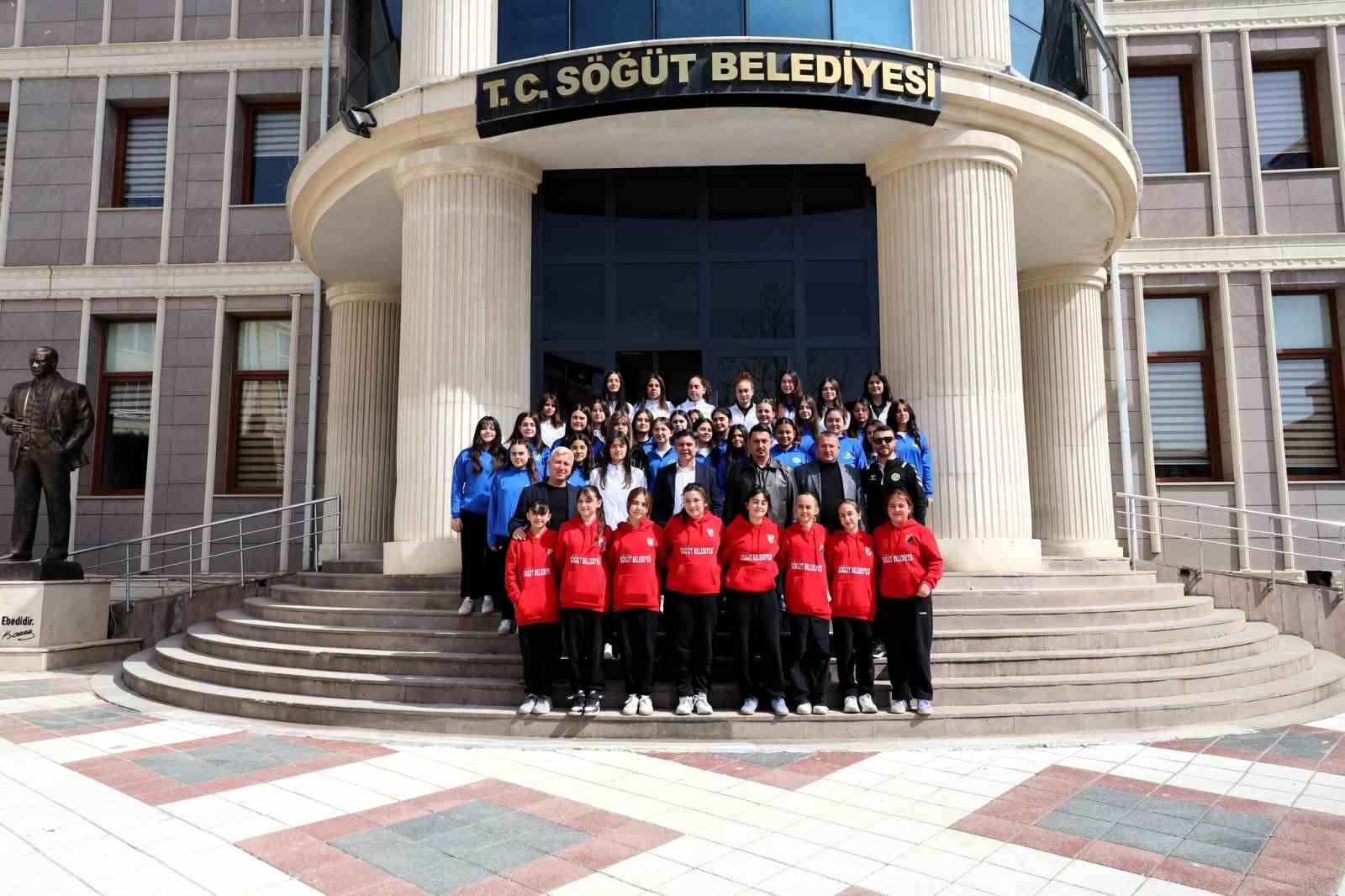 Söğüt Spor Voleybol Takımı’nı makamında kabul etti
?v=1