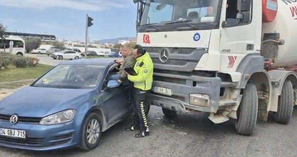 Kaza yapan aracın sürücüsünü polis camdan kurtardı
?v=1