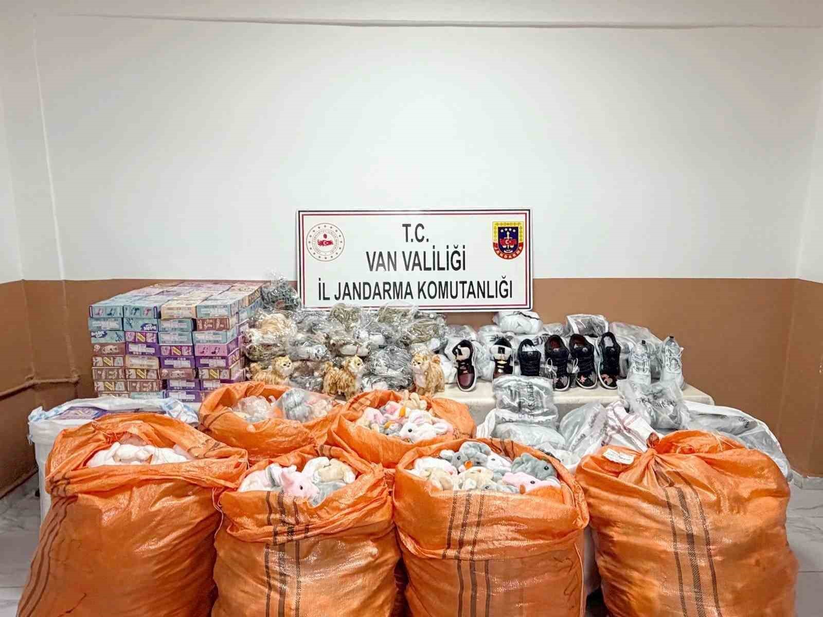 Van’da 4 milyon 100 bin lira değerinde gümrük kaçağı malzeme ele geçirildi
?v=1