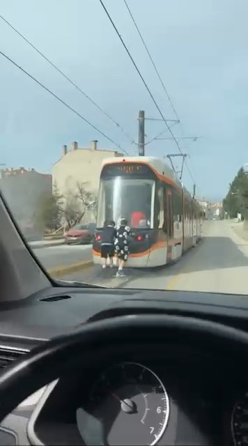 Tramvayın arkasına tutunan patenli çocukların tehlikeli yolculuğu
?v=1