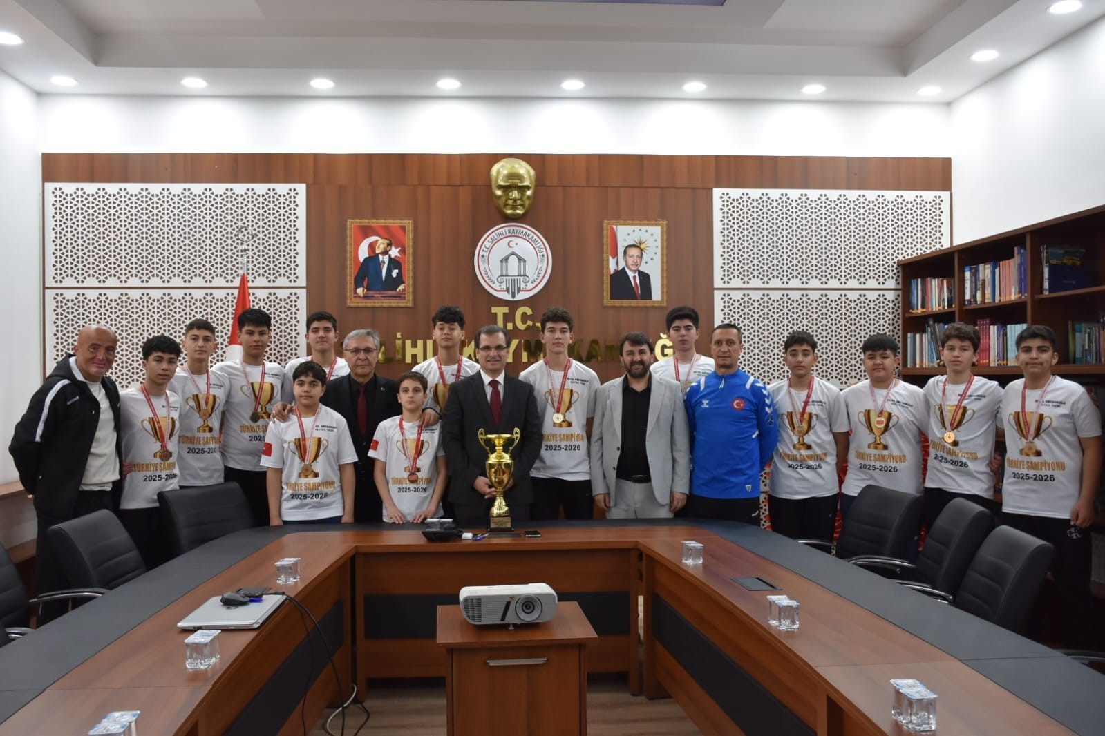 Şampiyonlar kazandıkları kupayı, Kaymakam Güldoğan’a götürdü
?v=1