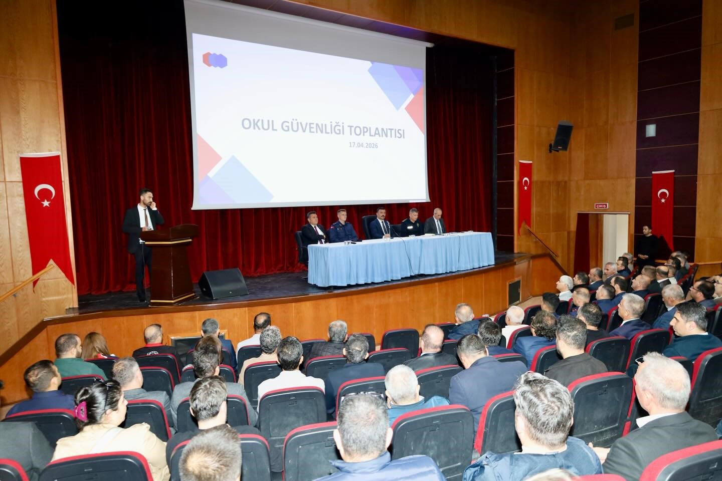 Kahta’da okul güvenliği toplantısı düzenlendi
?v=1